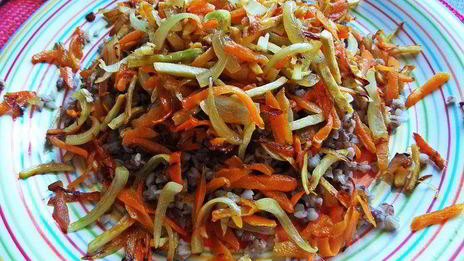 печенка с овощами и гречкой