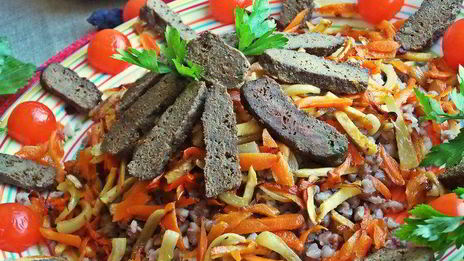 печенка с овощами и гречкой