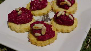 Печенье из пармезана со свекольным песто