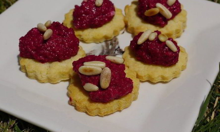 Рецепт печенье из пармезана со свекольным песто