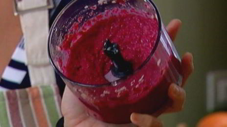 печенье из пармезана со свекольным песто