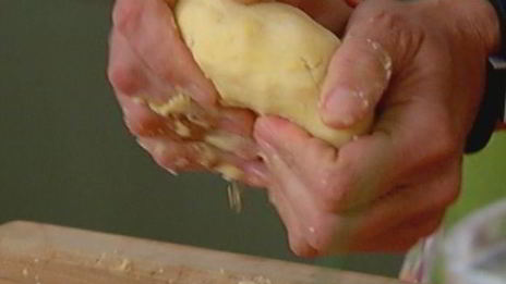 печенье из пармезана со свекольным песто