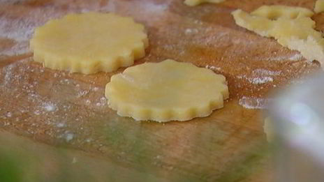 печенье из пармезана со свекольным песто