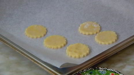 печенье из пармезана со свекольным песто