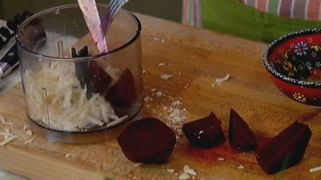 печенье из пармезана со свекольным песто