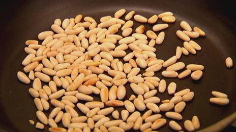 печенье из пармезана со свекольным песто