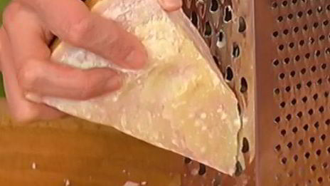 печенье из пармезана со свекольным песто