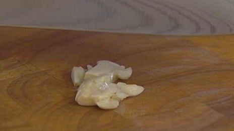 печенье из пармезана со свекольным песто