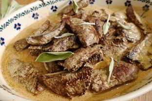 Телячья печень в винном соусе с шалфеем