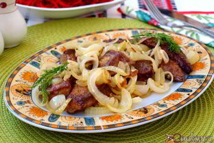 Жареная свиная печень с луком и чесноком