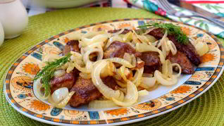 Жареная свиная печень с луком и чесноком