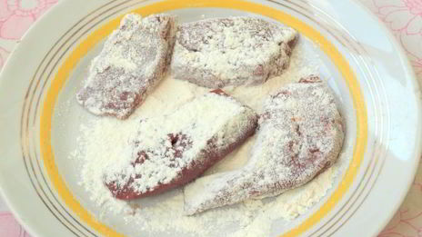 жареная свиная печень с луком и чесноком