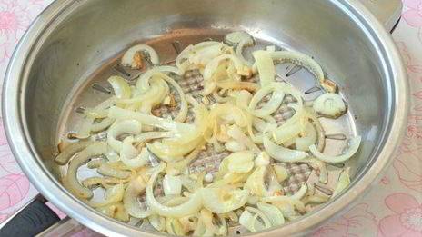 жареная свиная печень с луком и чесноком