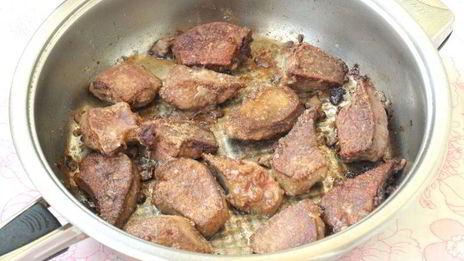 жареная свиная печень с луком и чесноком