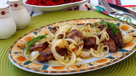 жареная свиная печень с луком и чесноком