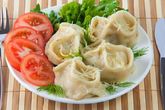 Хинкали с томатами и салатом