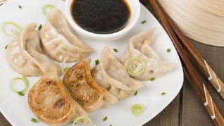 Китайские пельмени с начинкой из рубленой свинины