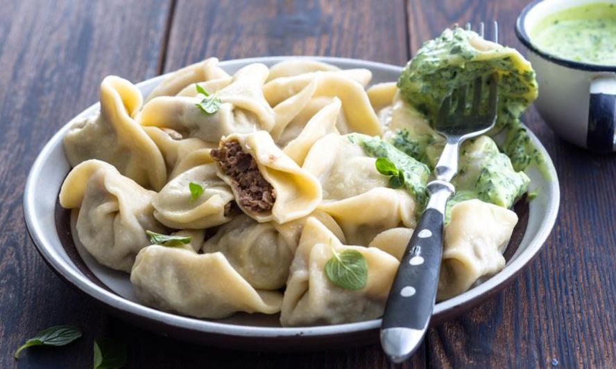 Рецепт пельмени с томленой бараниной и мятным соусом