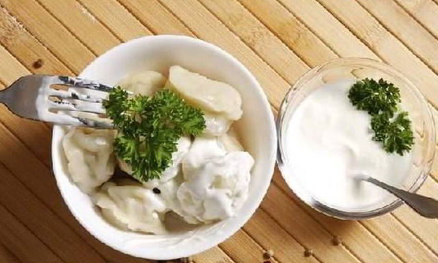 Рецепт пельмени с тушеной крольчатиной и острой сметаной