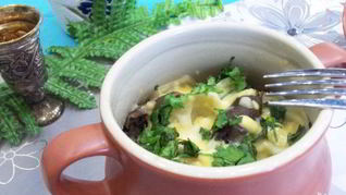 Пельмени с вешенками в горшочках в микроволновке