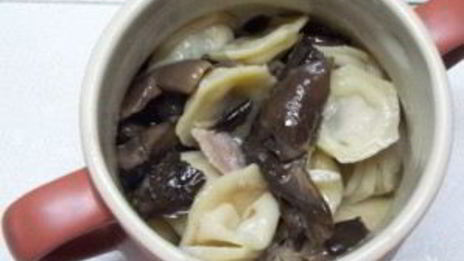 пельмени с вешенками в горшочках в микроволновке