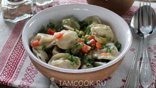 Тушеные пельмени на сковороде