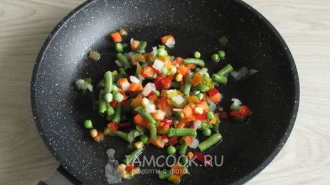 тушеные пельмени на сковороде