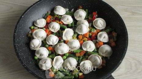 тушеные пельмени на сковороде