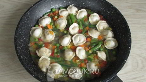 тушеные пельмени на сковороде