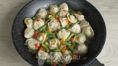 тушеные пельмени на сковороде