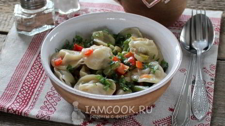 тушеные пельмени на сковороде