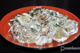 Запеченные пельмени с грибами и соусом