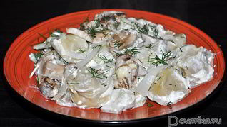 Запеченные пельмени с грибами и соусом