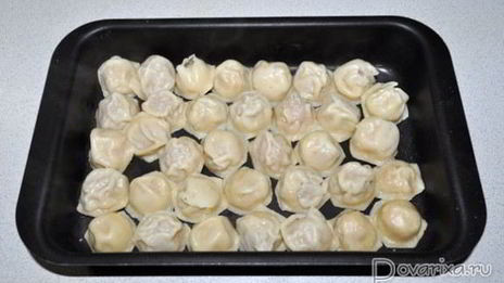 запеченные пельмени с грибами и соусом