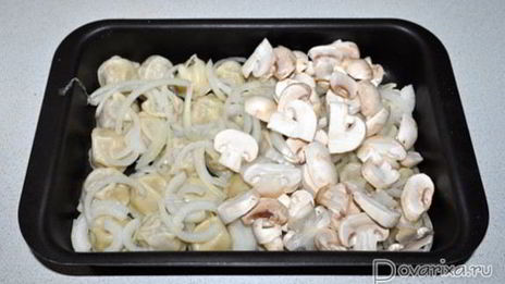 запеченные пельмени с грибами и соусом