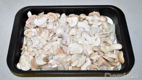 запеченные пельмени с грибами и соусом