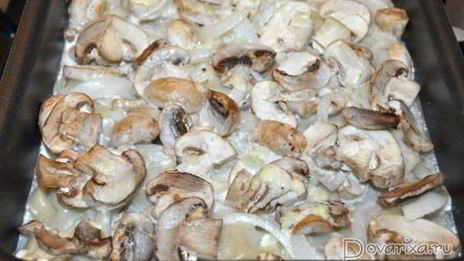 запеченные пельмени с грибами и соусом