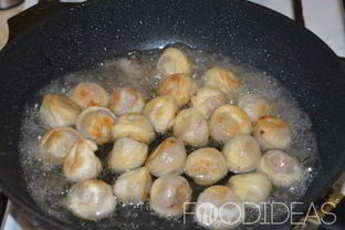 Жаренные пельмени на сковороде