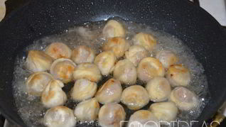 Жаренные пельмени на сковороде