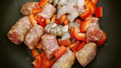 паэлья с колбасками