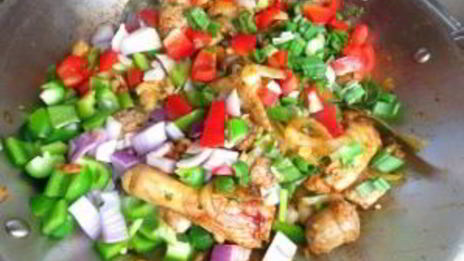 паэлья с курицей и овощами