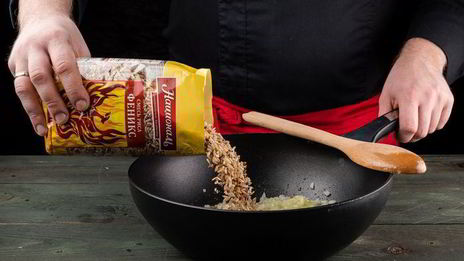 плов из красного и бурого риса с креветками