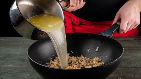 плов из красного и бурого риса с креветками