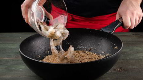 плов из красного и бурого риса с креветками