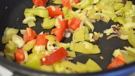 плов из кус-куса и куриного филе в восточном стиле