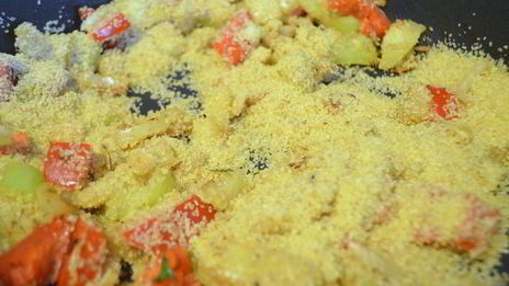 плов из кус-куса и куриного филе в восточном стиле