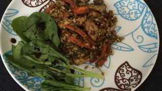 Плов из цельнозернового риса и шпината