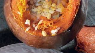 Тыква, фаршированная сладким пловом