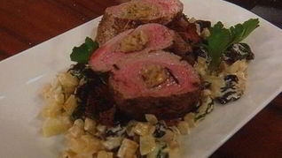 Филе теленка фаршированное маслом грецкого ореха с рагу из кольраби