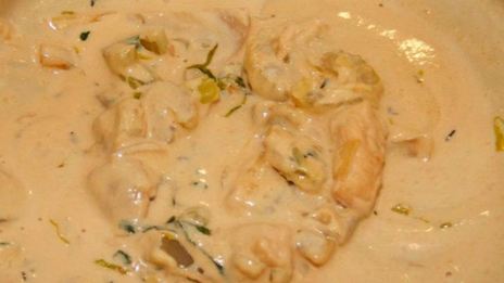 фрикасе из индейки и сельдерея на топленом молоке под сырной корочкой